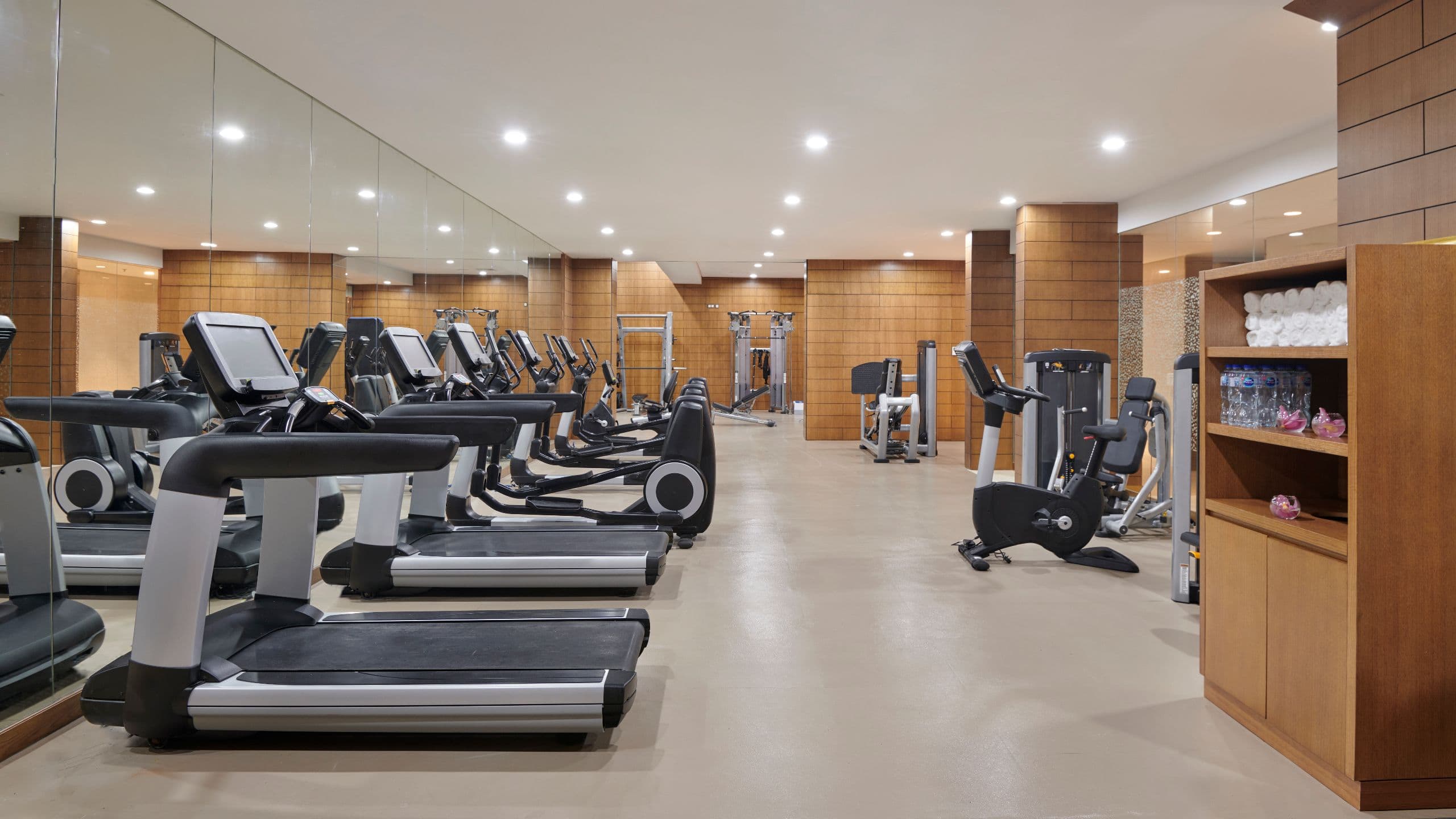 Al Nisr al thahabi fitness center - صالات رياضية في الشارقة