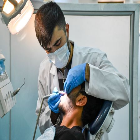 عيادة ابتسامة بابل لزراعة و تجميل الاسنان الدكتور بهاء الانصاري - عيادات أسنان في بابل