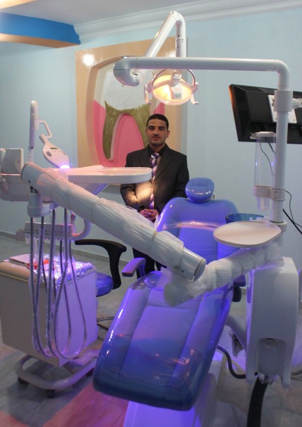 عيادة الدكتور عبدالرحمن عبدالمنعم بشير لطب وجراحة الفم وتجميل الأسنان. كوم امبو شارع بورسعيد امام شبكة الكهرباء - مراكز تجميل في أسوان