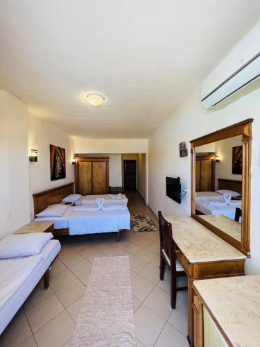 Diyarna Hotel staff - شركات تنظيف في جنوب سيناء