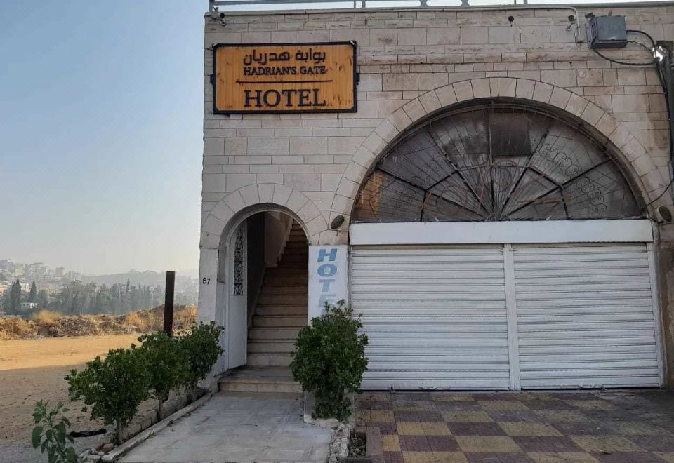 فندق بوابة هدريان: - فنادق في جرش