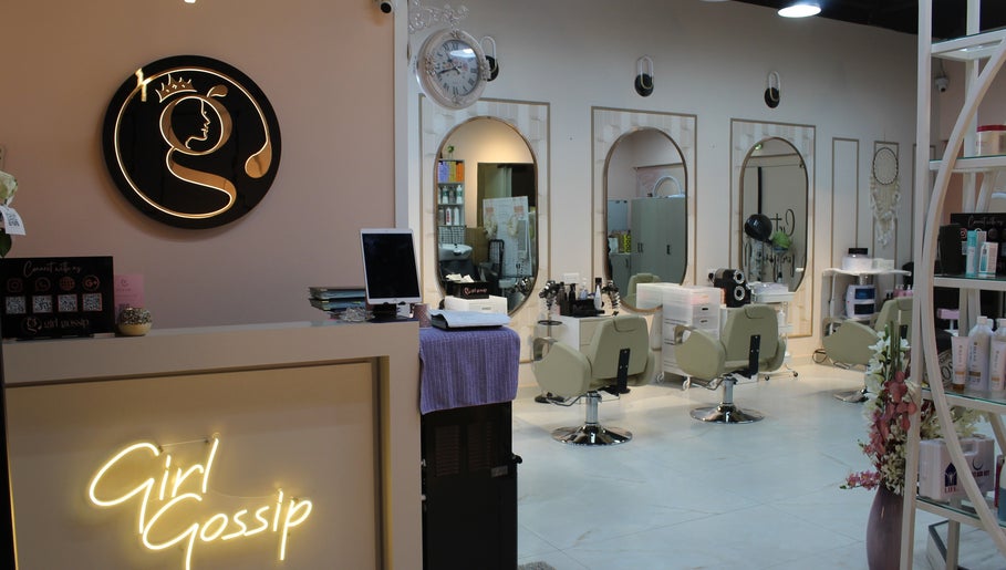 Girl Gossip Ladies Salon in Al Garhoud, Dubai - صالونات نسائية في دبي
