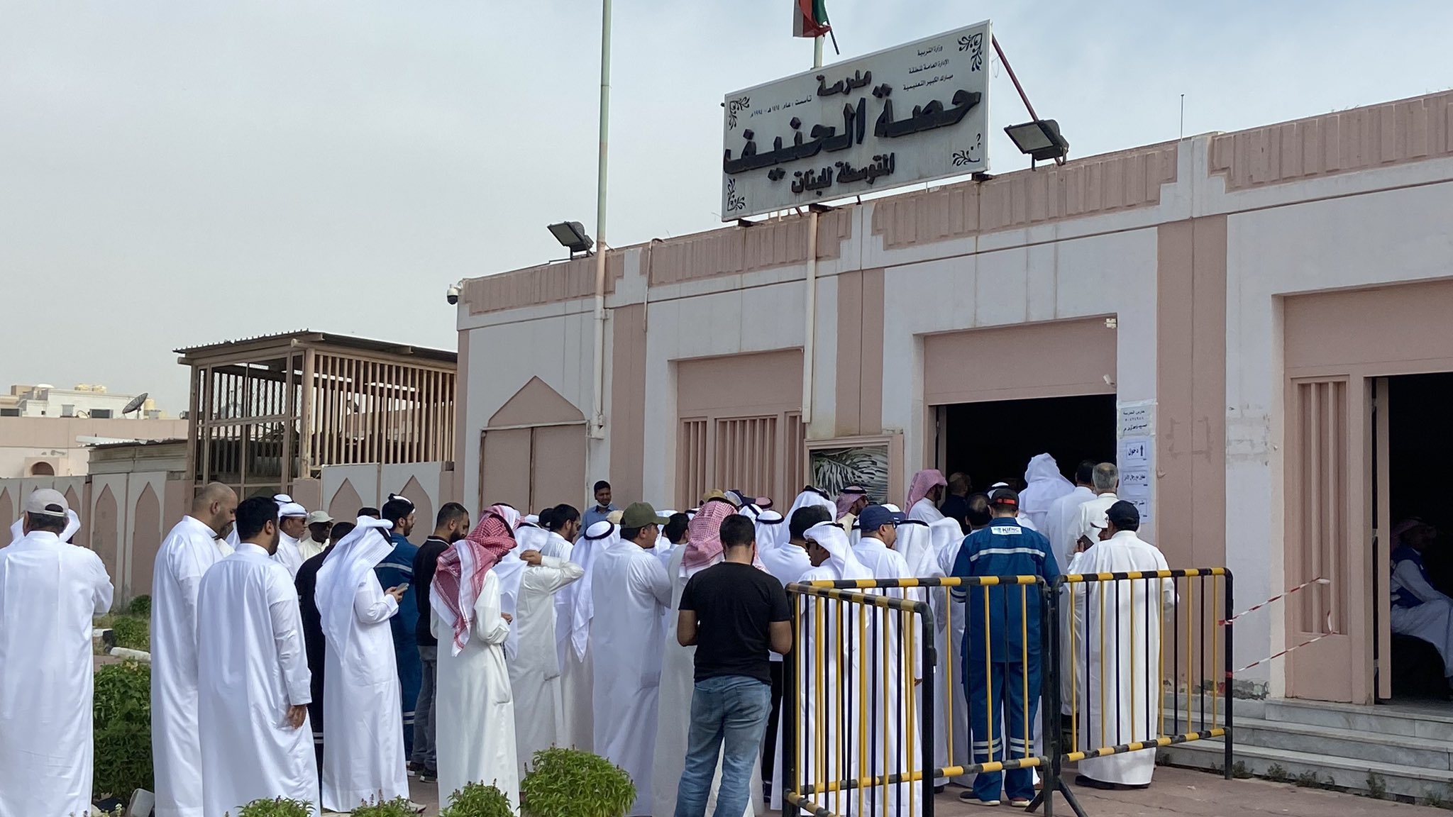 مدرسة حصة الحنيف المتوسطة للبنات - مدارس في مبارك الكبير