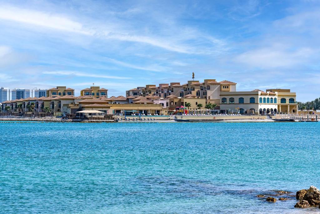 منتجع ذا جروف - فنادق في محافظة المحرق