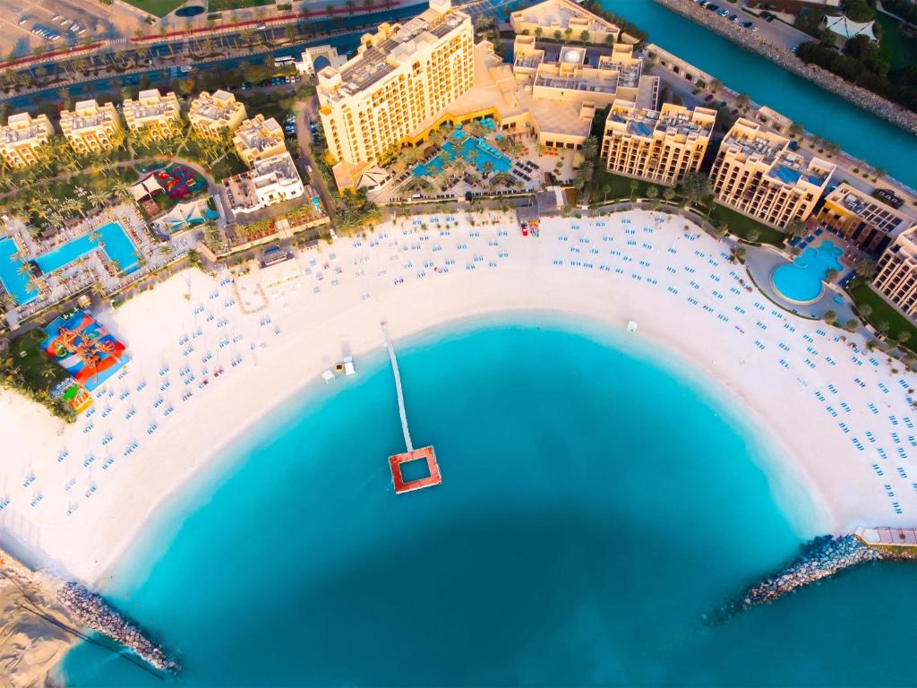 منتجع وسبا دبل تري من هيلتون جزيرة المرجان - محلات حلويات في رأس الخيمة