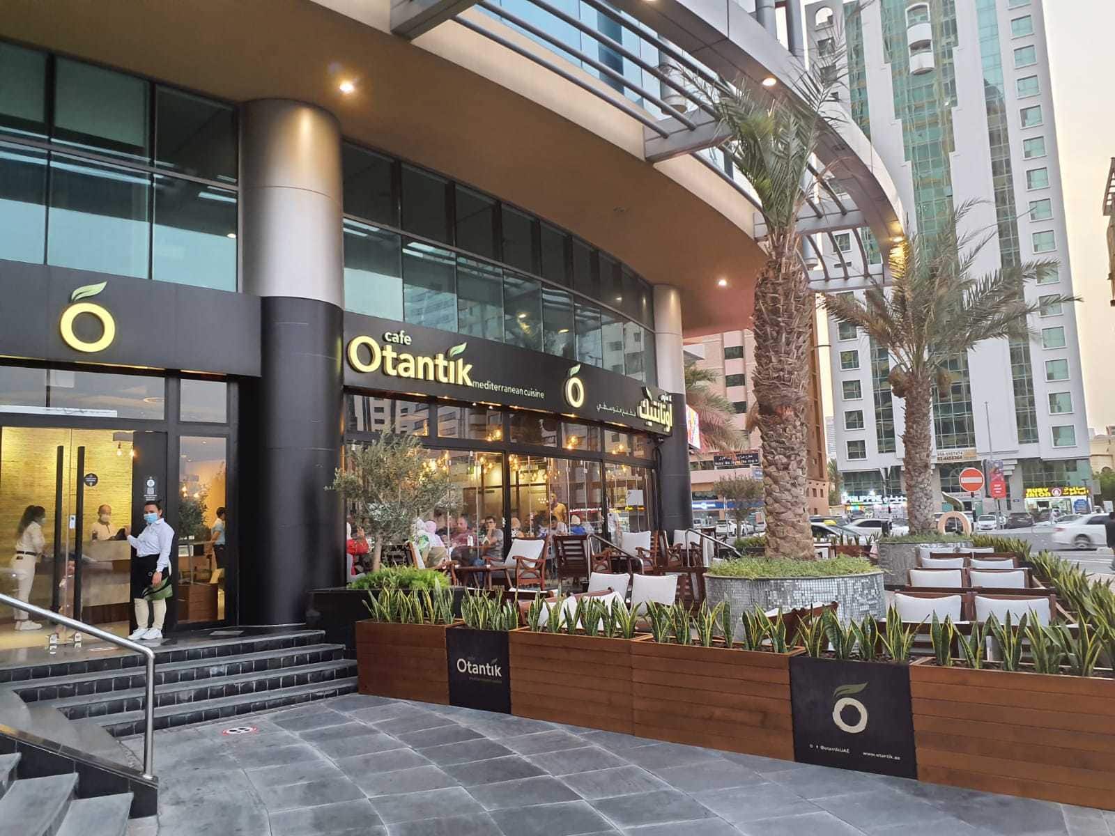 مطعم ومقهى أوتانتيك - الوحدة - مطاعم في أبوظبي