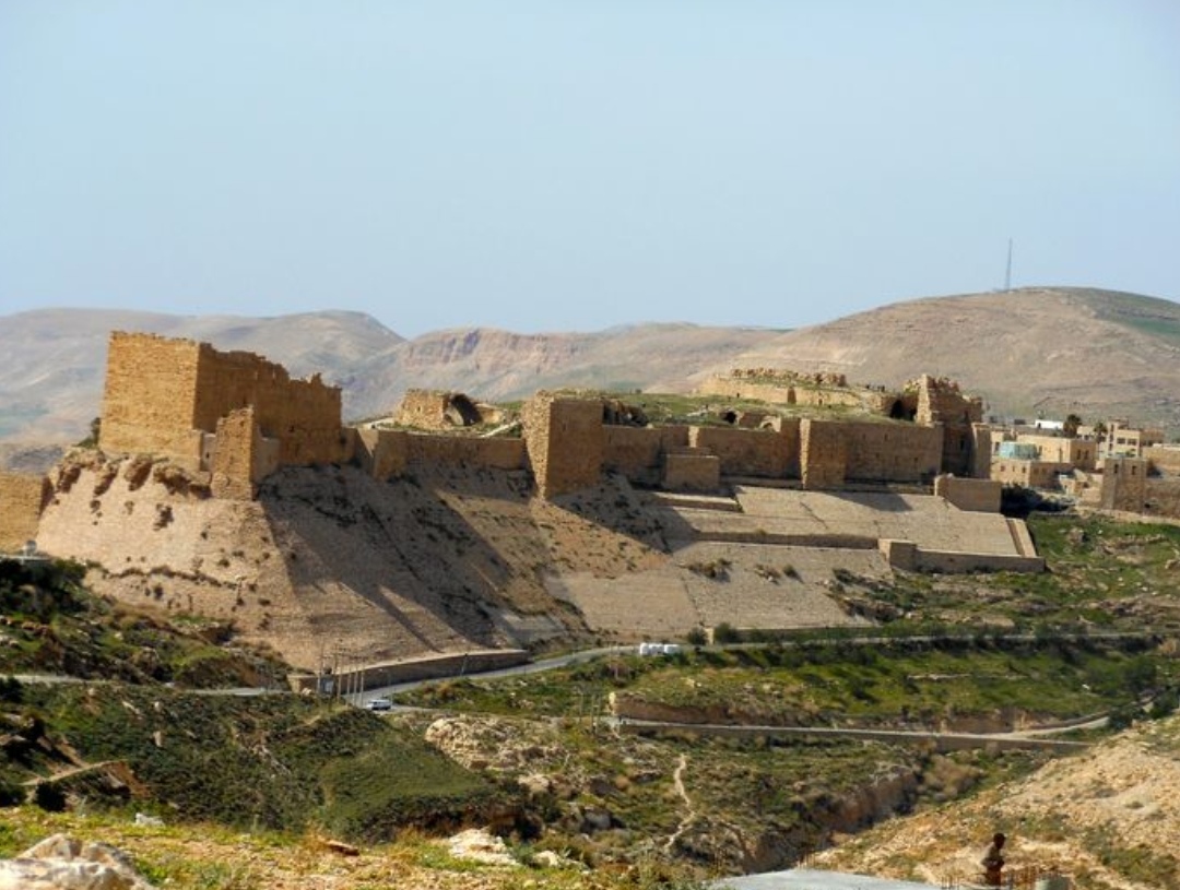 موقف سيارات قلعة الكرك - خدمات سيارات في الكرك