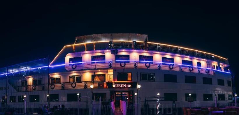 Queen Isis Floating Hotel - فنادق في المنيا