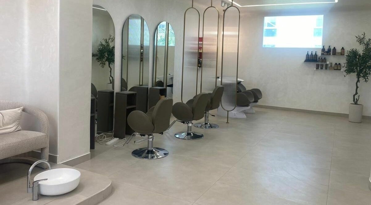 صالون العروسة للحناء / رشنا - زراعة الشعر في عجمان